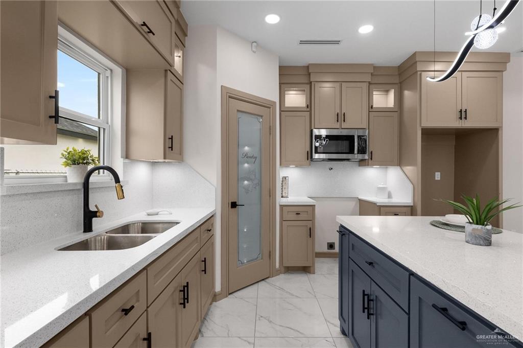2464 Via Roma Road Weslaco, TX 78596 - Photo 4 of 20 Gallery Image 4