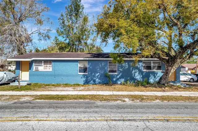 a view of a house with a yard