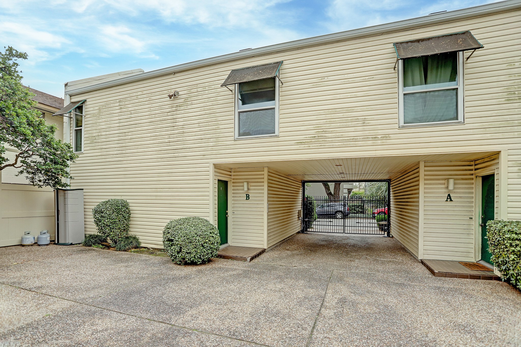 305 Avondale Street, Unit B Houston, TX 77006 - Photo 10 of 12 a front view of a house with garage