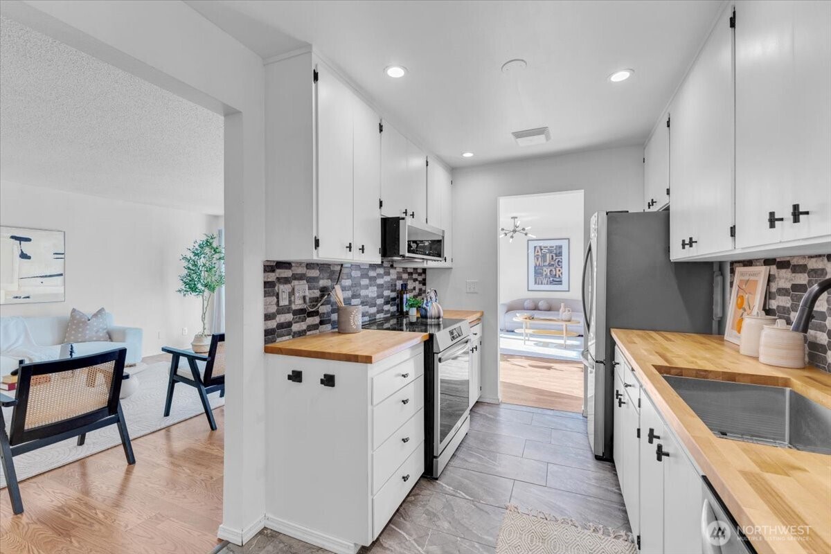 654 West Olympic Place, Unit 101 Seattle, WA 98119 - Photo 11 of 33