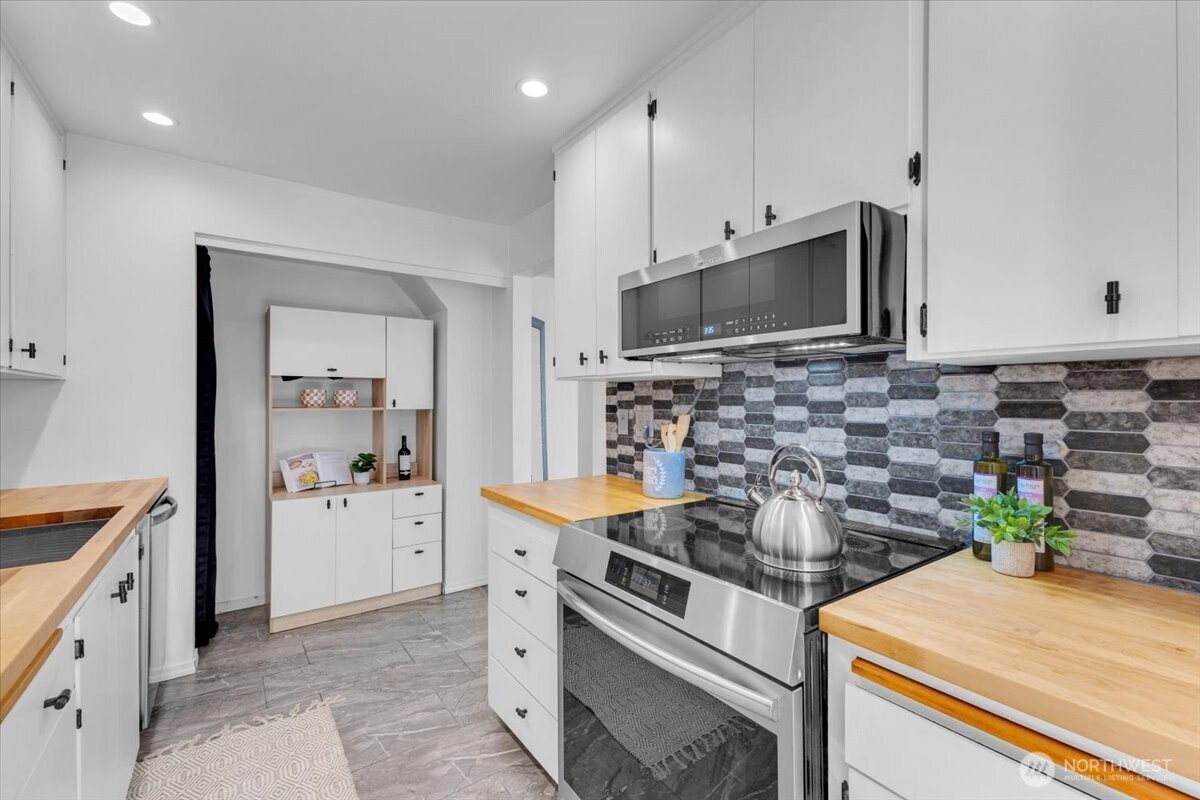 654 West Olympic Place, Unit 101 Seattle, WA 98119 - Photo 14 of 34