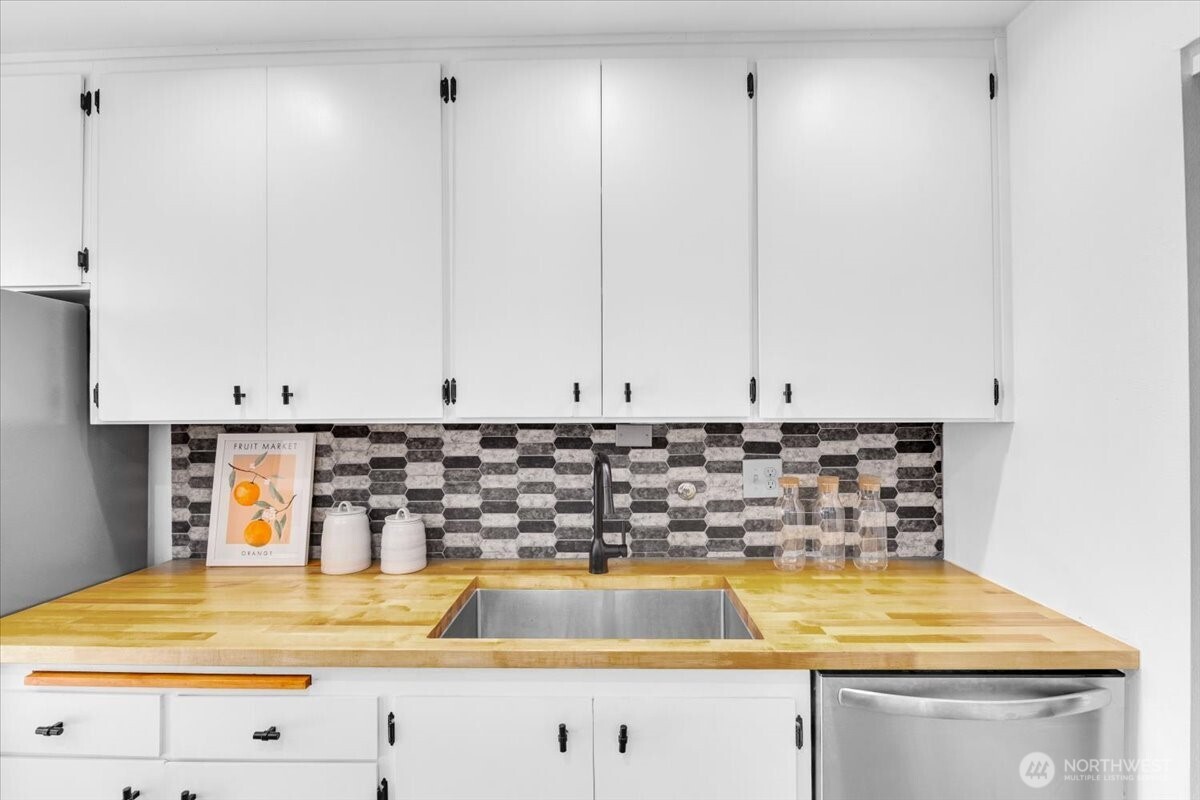 654 West Olympic Place, Unit 101 Seattle, WA 98119 - Photo 15 of 33