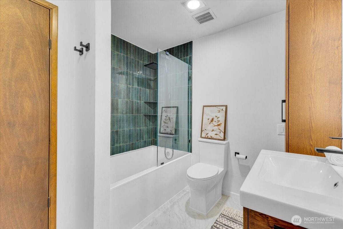 654 West Olympic Place, Unit 101 Seattle, WA 98119 - Photo 25 of 34