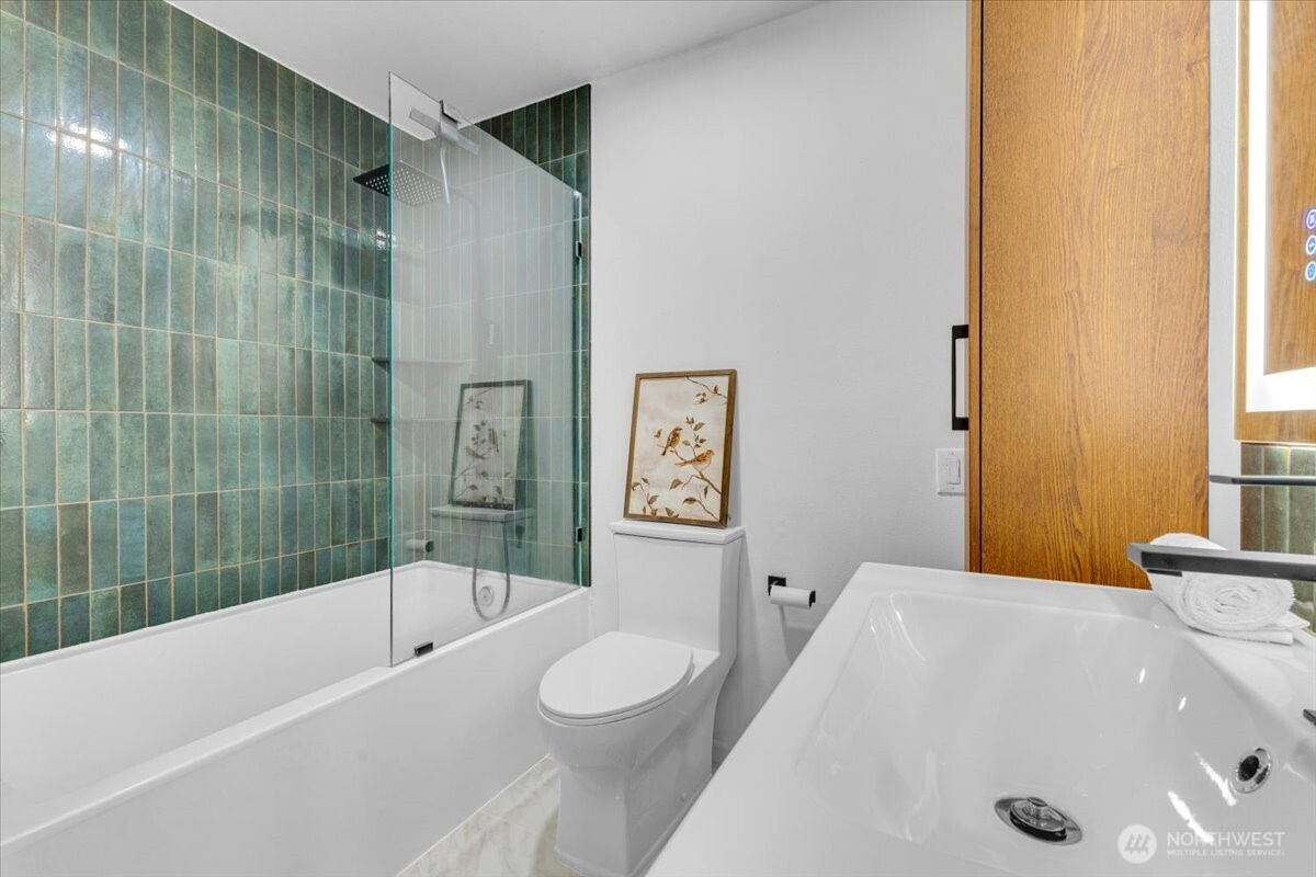 654 West Olympic Place, Unit 101 Seattle, WA 98119 - Photo 26 of 34