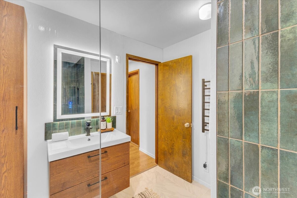 654 West Olympic Place, Unit 101 Seattle, WA 98119 - Photo 27 of 34