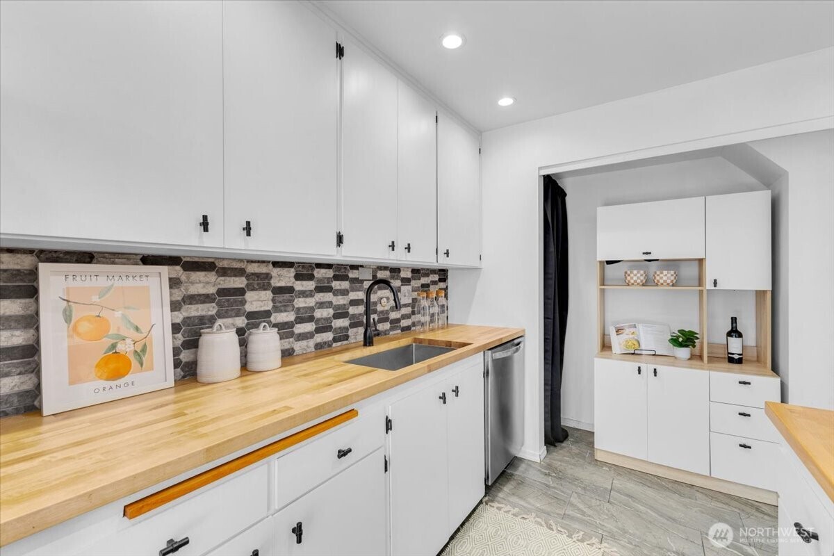 654 West Olympic Place, Unit 101 Seattle, WA 98119 - Photo 3 of 34