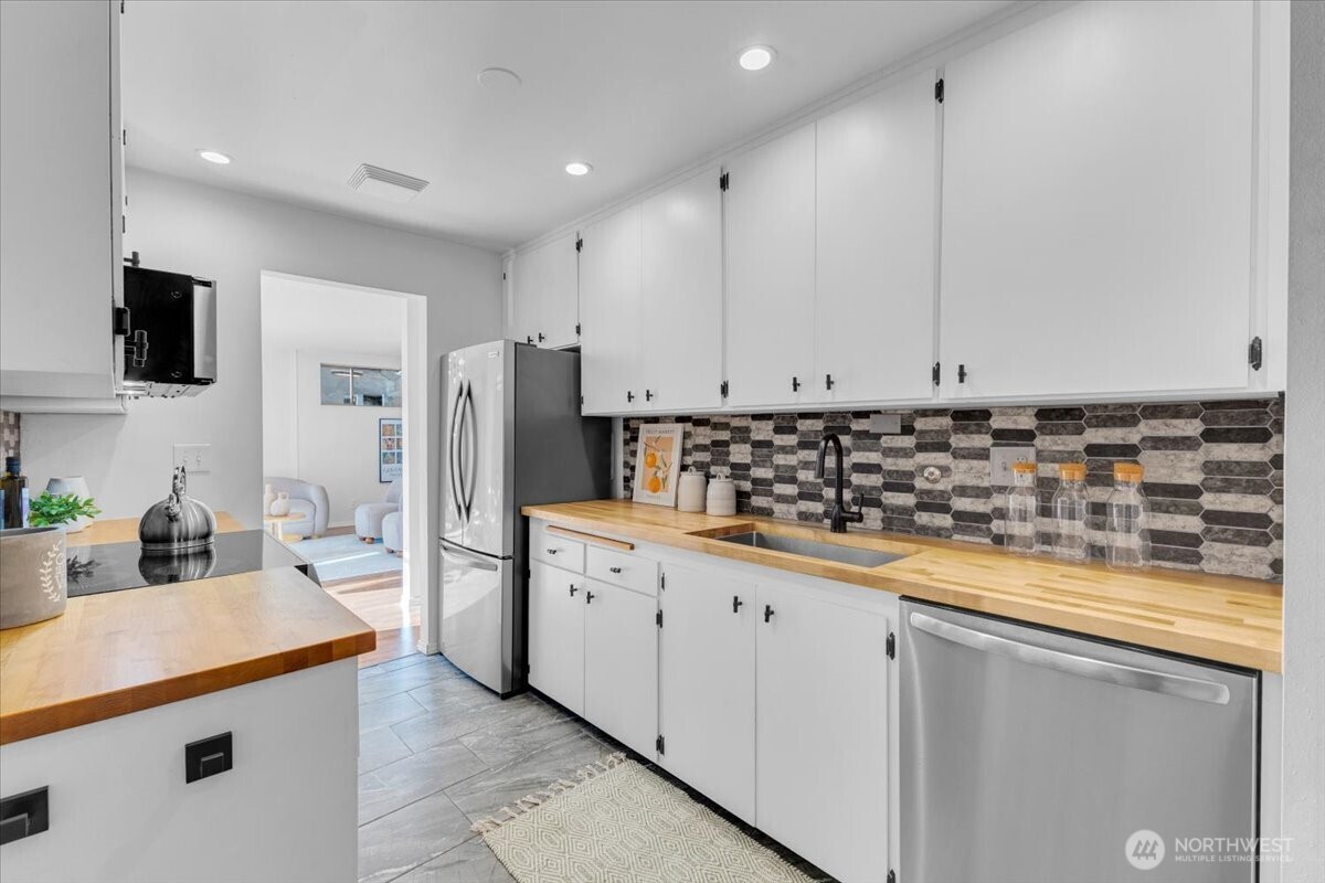 654 West Olympic Place, Unit 101 Seattle, WA 98119 - Photo 4 of 34