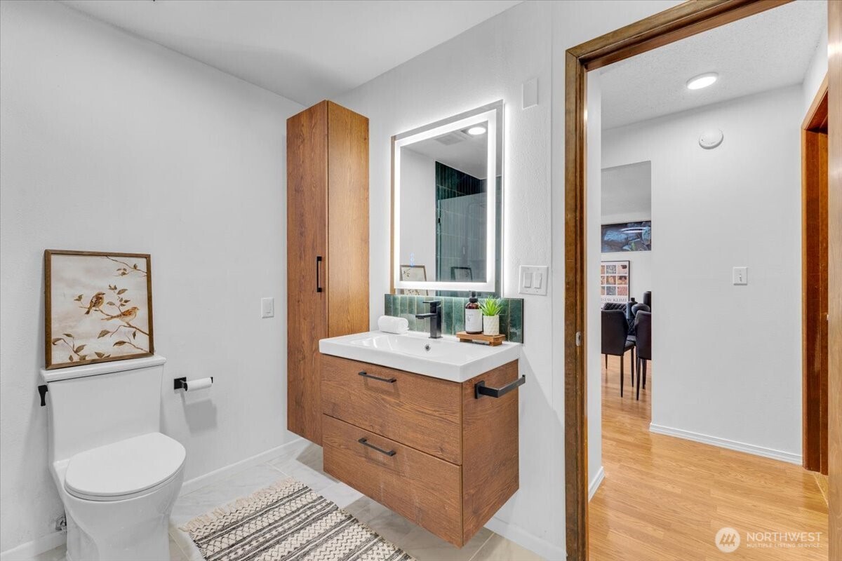 654 West Olympic Place, Unit 101 Seattle, WA 98119 - Photo 5 of 33