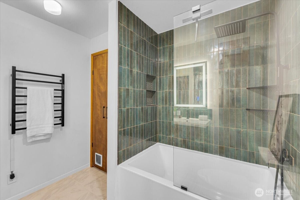 654 West Olympic Place, Unit 101 Seattle, WA 98119 - Photo 6 of 33