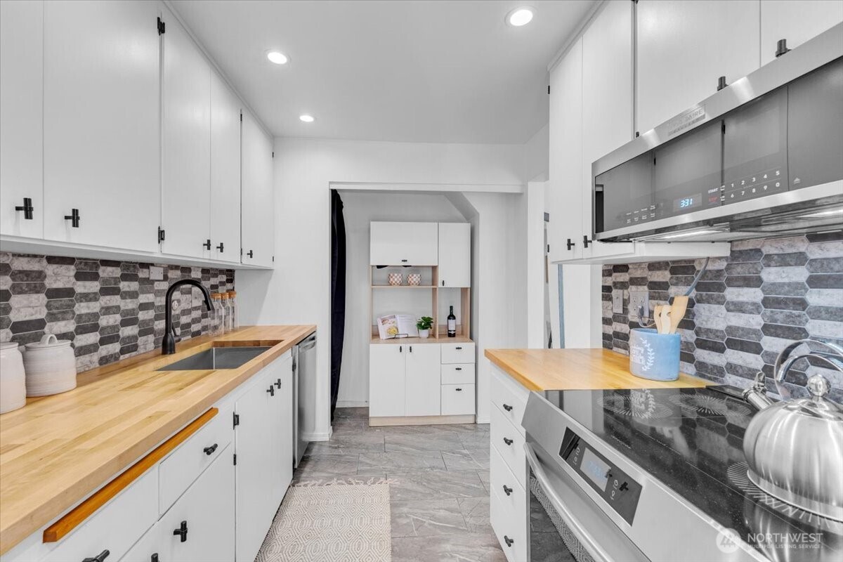 654 West Olympic Place, Unit 101 Seattle, WA 98119 - Photo 8 of 34