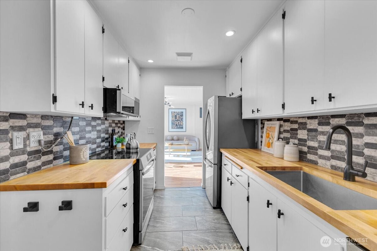 654 West Olympic Place, Unit 101 Seattle, WA 98119 - Photo 10 of 33