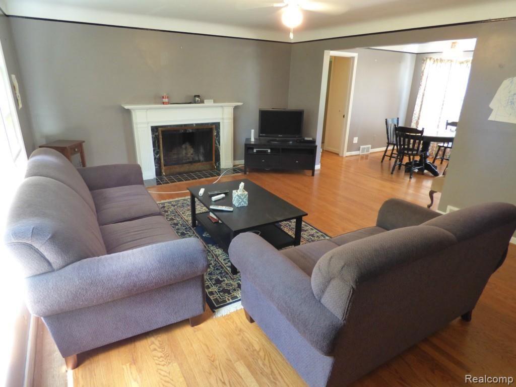 784 Harcourt Road Grosse Pointe, MI 48230 - Photo 5 of 49 P1250686.jpg