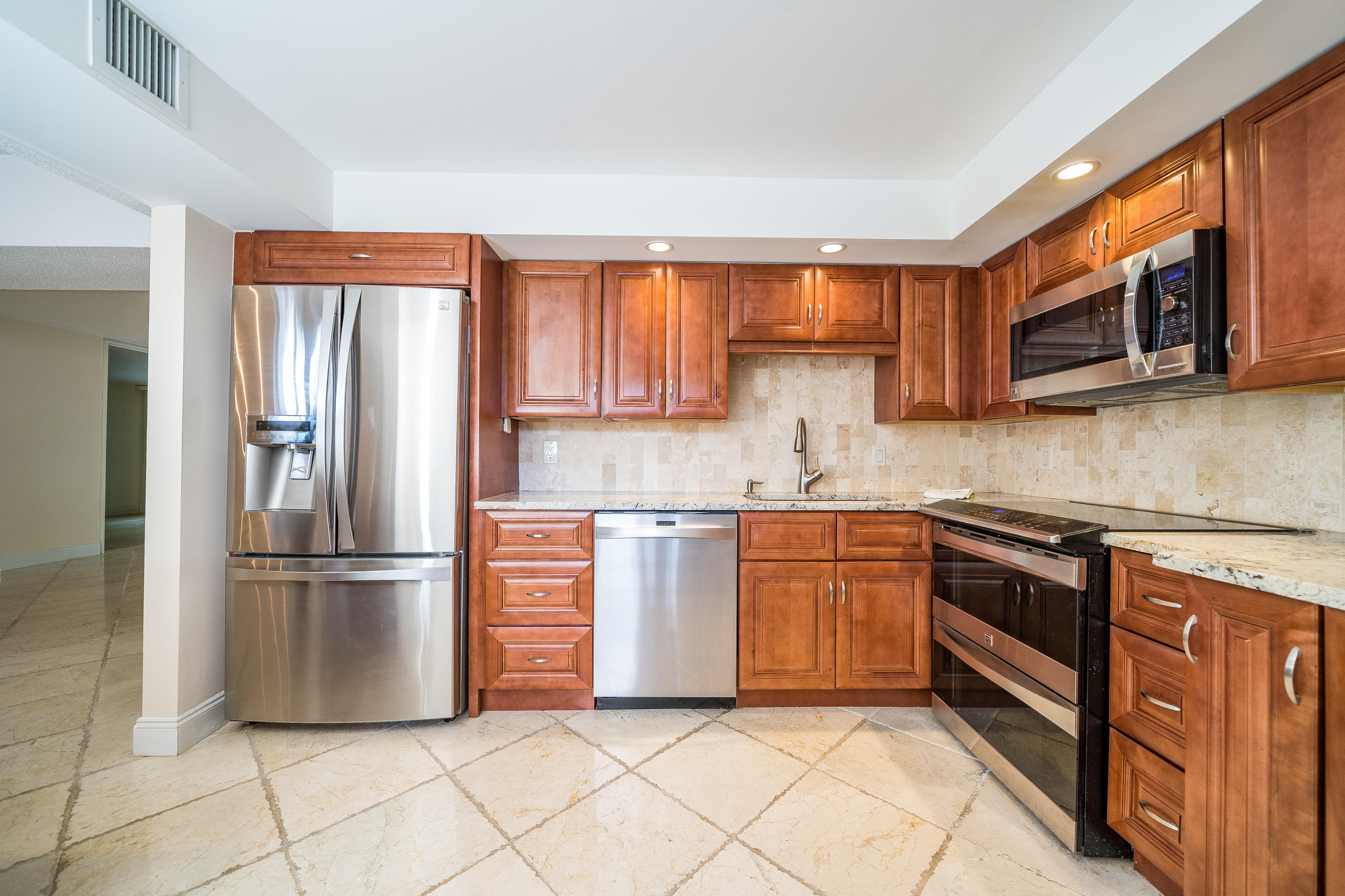 501 Southwest 11th Place, Unit 101 Boca Raton, FL 33432 - Photo 5 of 30 Kitchen