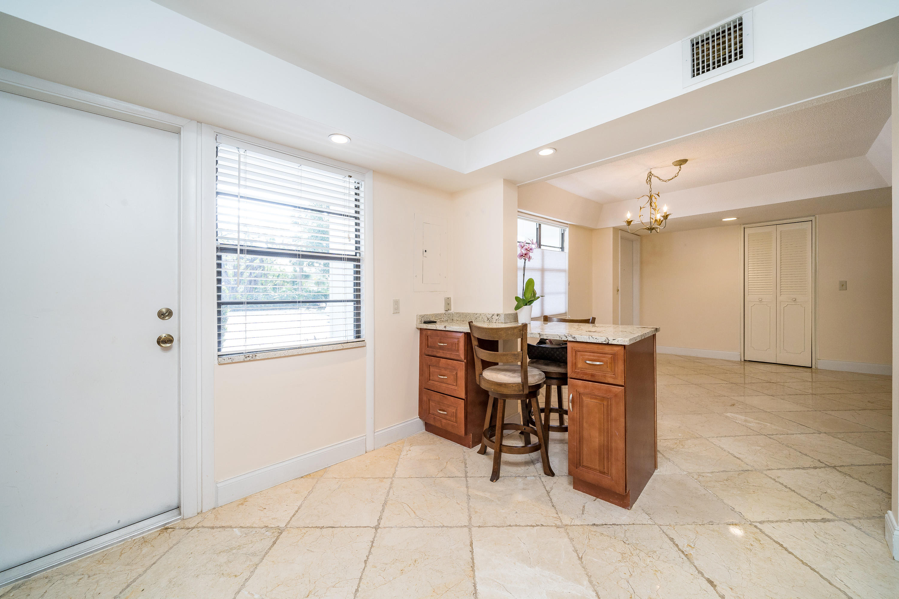 501 Southwest 11th Place, Unit 101 Boca Raton, FL 33432 - Photo 6 of 30 Breakfast Nook Bar