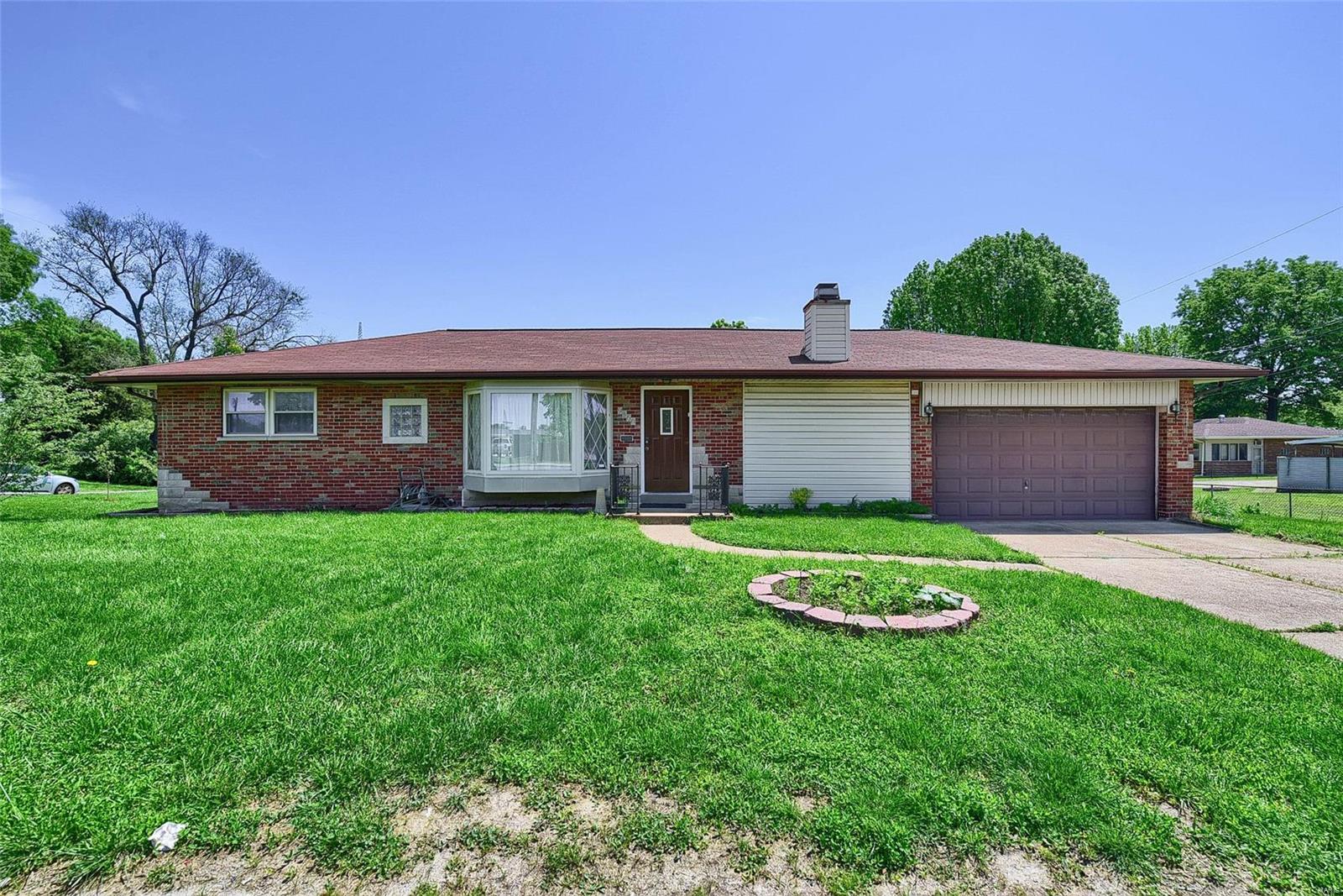9860 MacKenzie Road St. Louis, MO 63123 - Photo 1 of 27