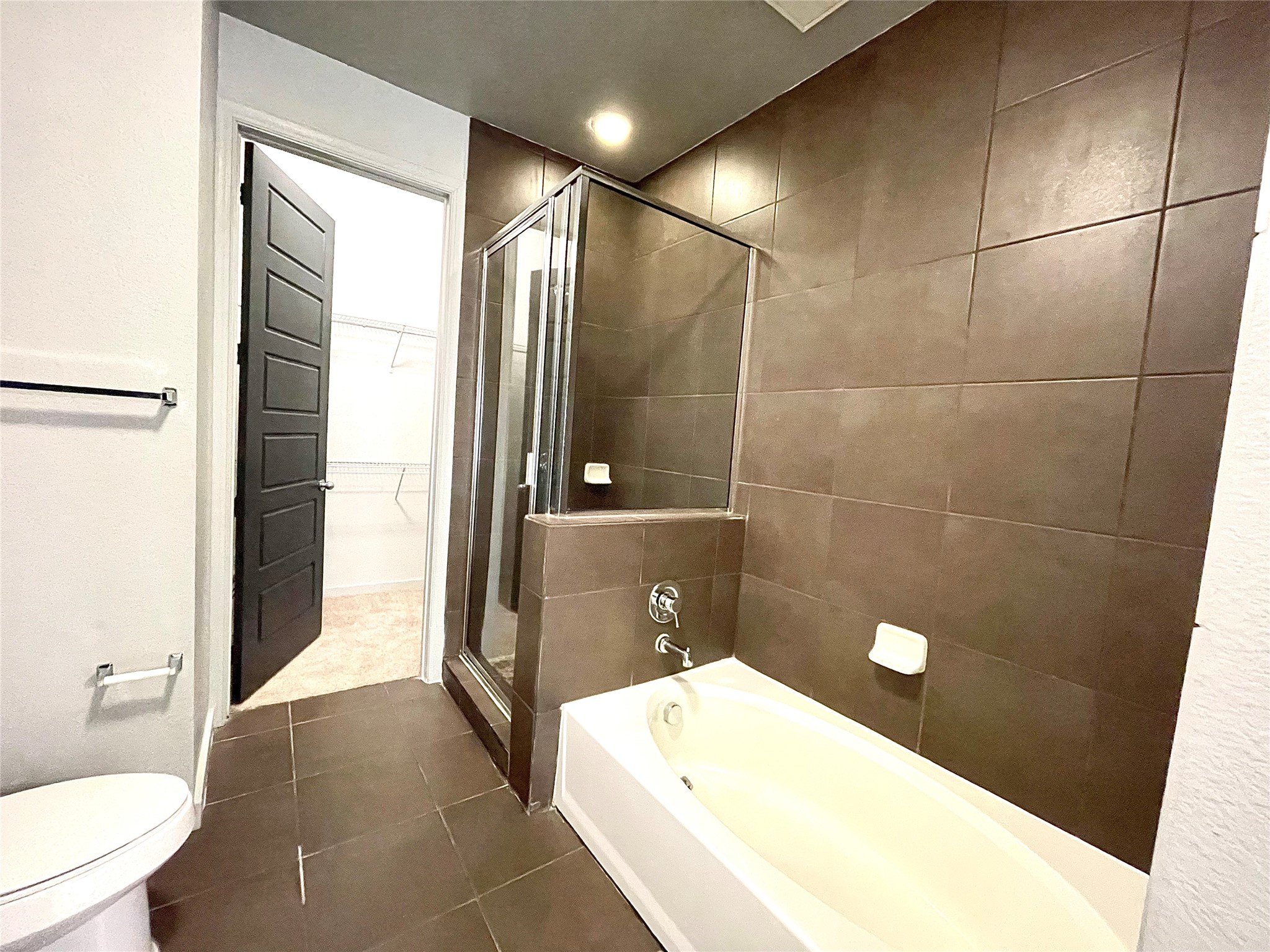 2525 McCue Road, Unit 125 Houston, TX 77056 - Photo 31 of 35 a bathroom with a sink a toilet and shower