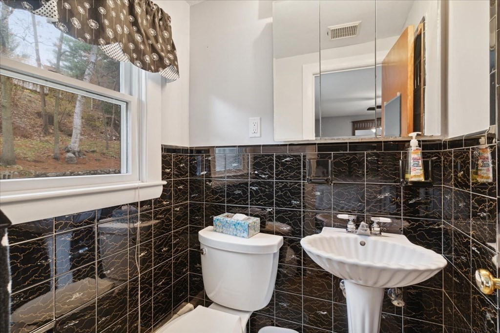 126 Standish Road Lynn, MA 01904 - Photo 16 of 42 Gallery Image 16