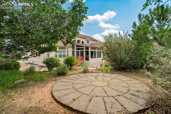 a view of a house with backyard