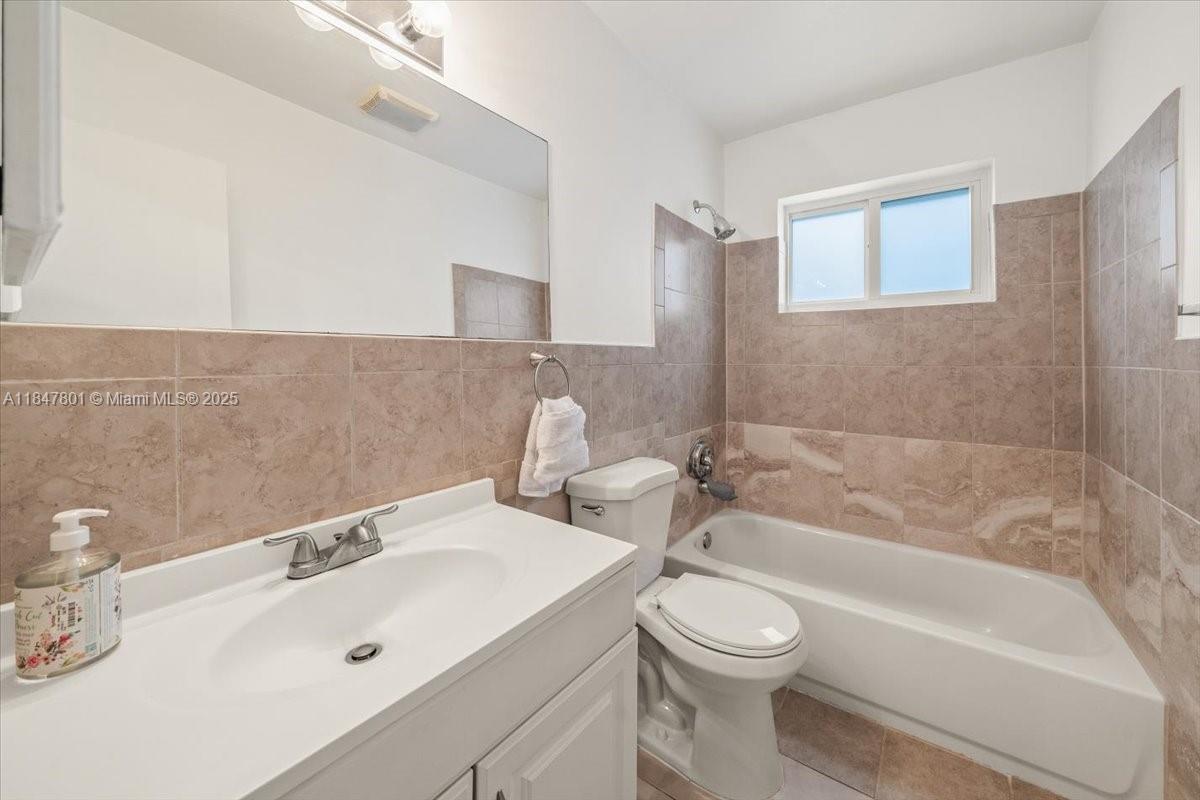 3751 Northeast 16th Avenue Pompano Beach, FL 33064 - Photo 24 of 41 a bathroom with a sink a toilet and bathtub