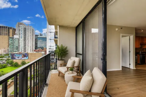 $389,900 | 210 South Desplaines Street, Unit 907, Chicago, IL 60661