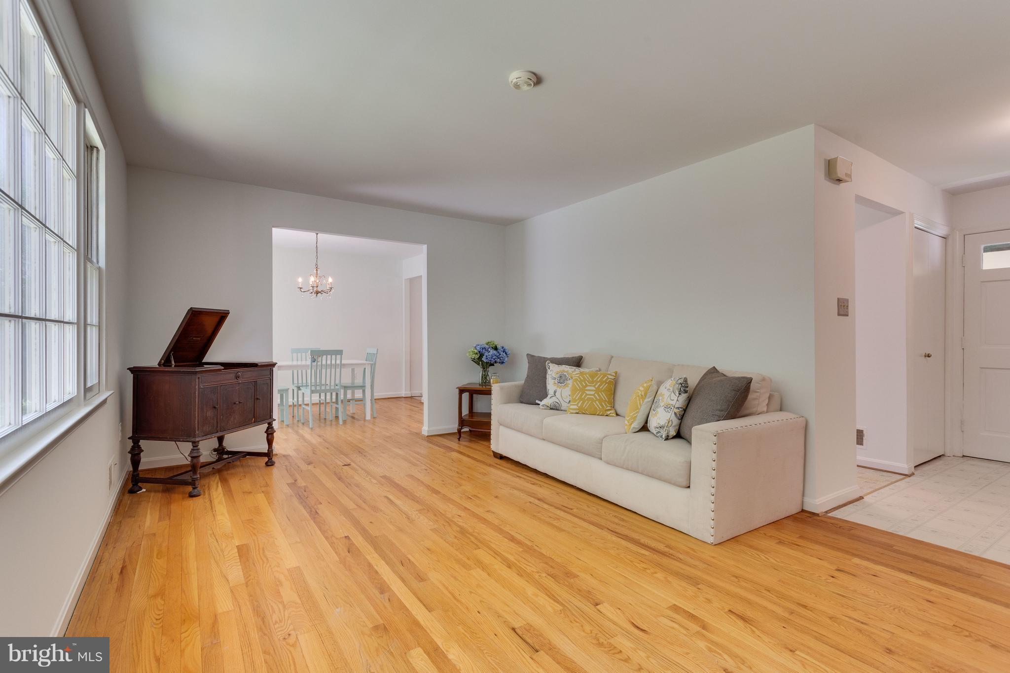 6938 Conservation Drive Springfield, VA 22153 - Photo 8 of 19 Living Room