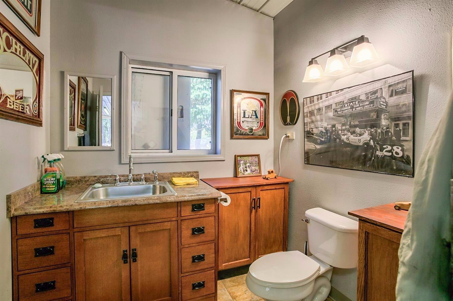 360 Ridgefield Road Grants Pass, OR 97527 - Photo 25 of 35 Shop bathroom!