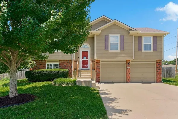$320,000 | 421 Golfview Drive, Pleasant Hill, MO 64080