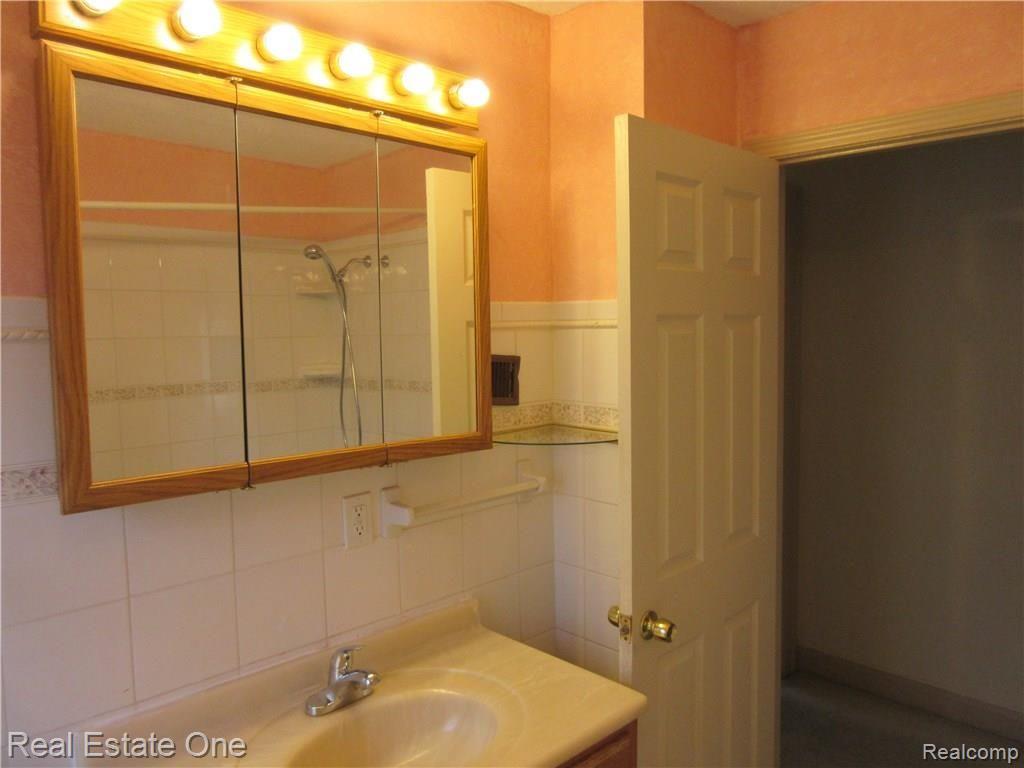 7267 Miller Road Dearborn, MI 48126 - Photo 35 of 44