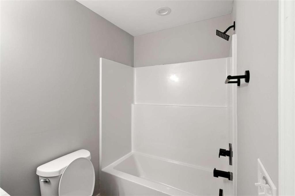 159 Brad Street Royston, GA 30662 - Photo 14 of 21 a bathroom with a toilet and a tub