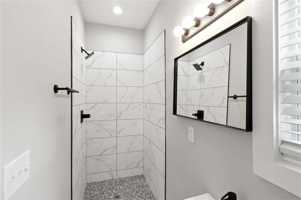 159 Brad Street Royston, GA 30662 - Photo 7 of 21 a bathroom with a shower