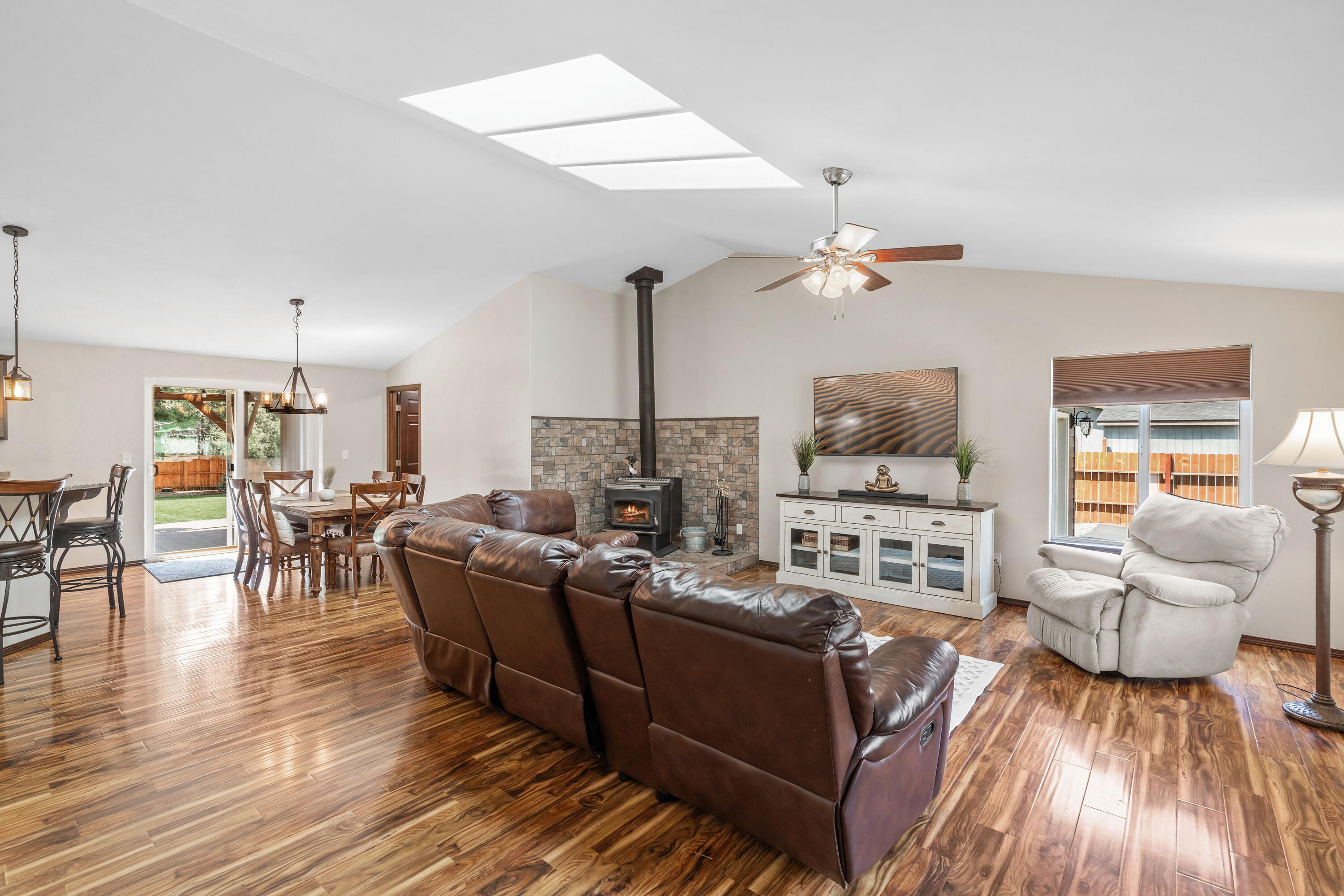 56249 Bufflehead Road Bend, OR 97707 - Photo 4 of 40 Beautiful laminate floors