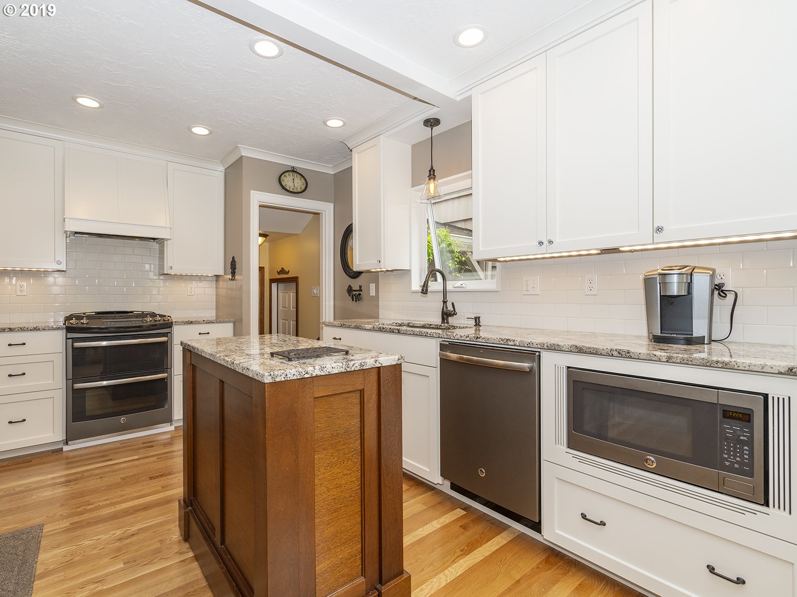 16705 Southwest Hart Road Beaverton, OR 97007 - Photo 8 of 32 Kitchen