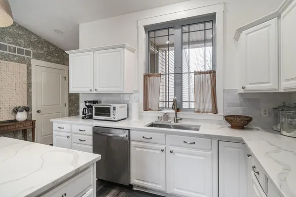 $259,900 | 1361 South Village Circle, Kalamazoo, MI 49009