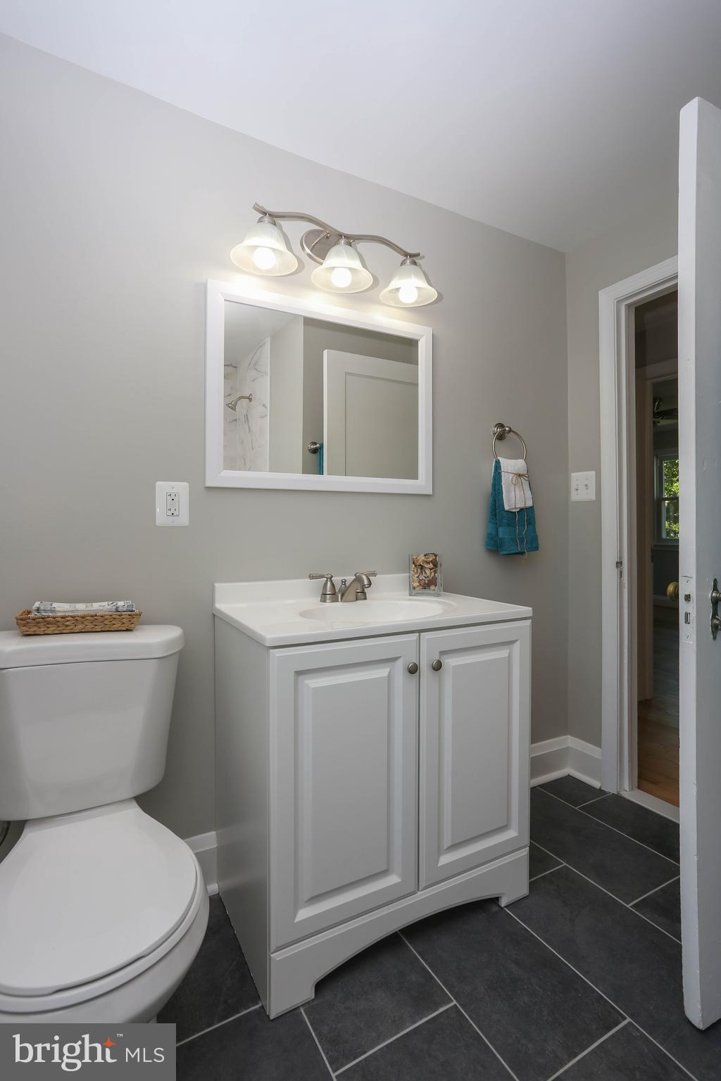 19 Tanglewood Road Baltimore, MD 21228 - Photo 23 of 28 2nd floor full bathroom