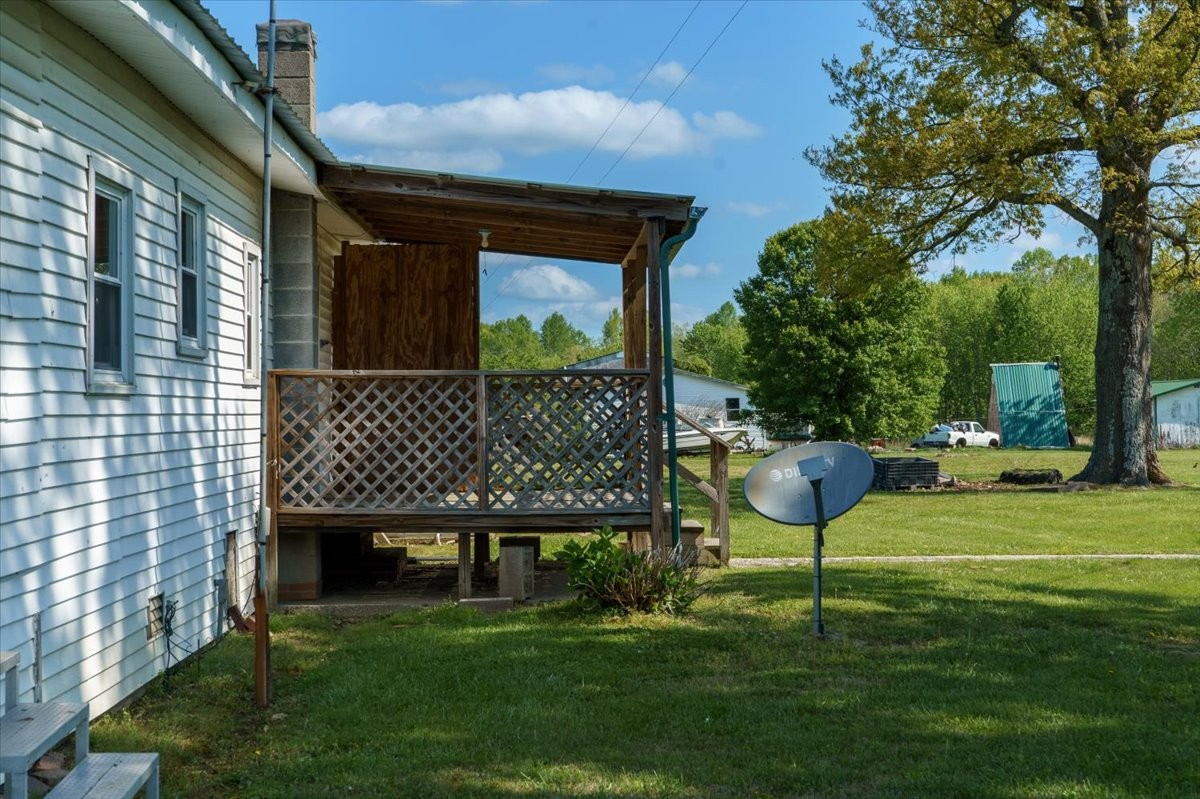 108 Floyd Road Manchester, TN 37355 - Photo 27 of 37 a front view of a house with a garden