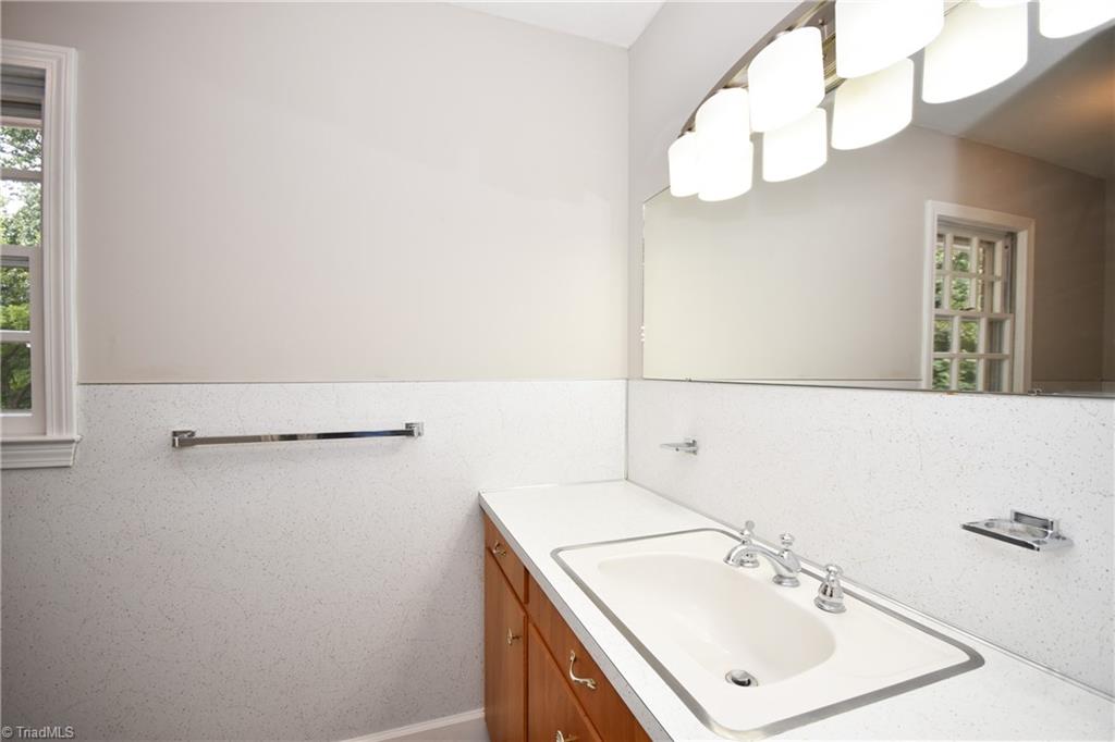 155 Tutterow Road Mocksville, NC 27028 - Photo 23 of 30 Private Bath for 3rd Bedroom
