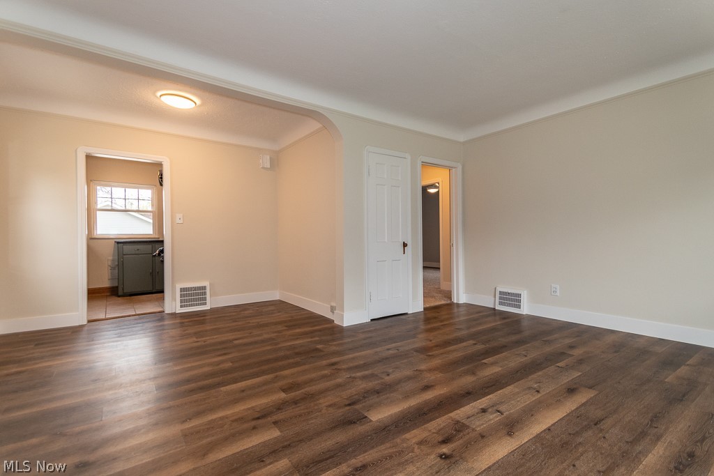 1060 Woodview Road Cleveland, OH 44121 - Photo 6 of 28