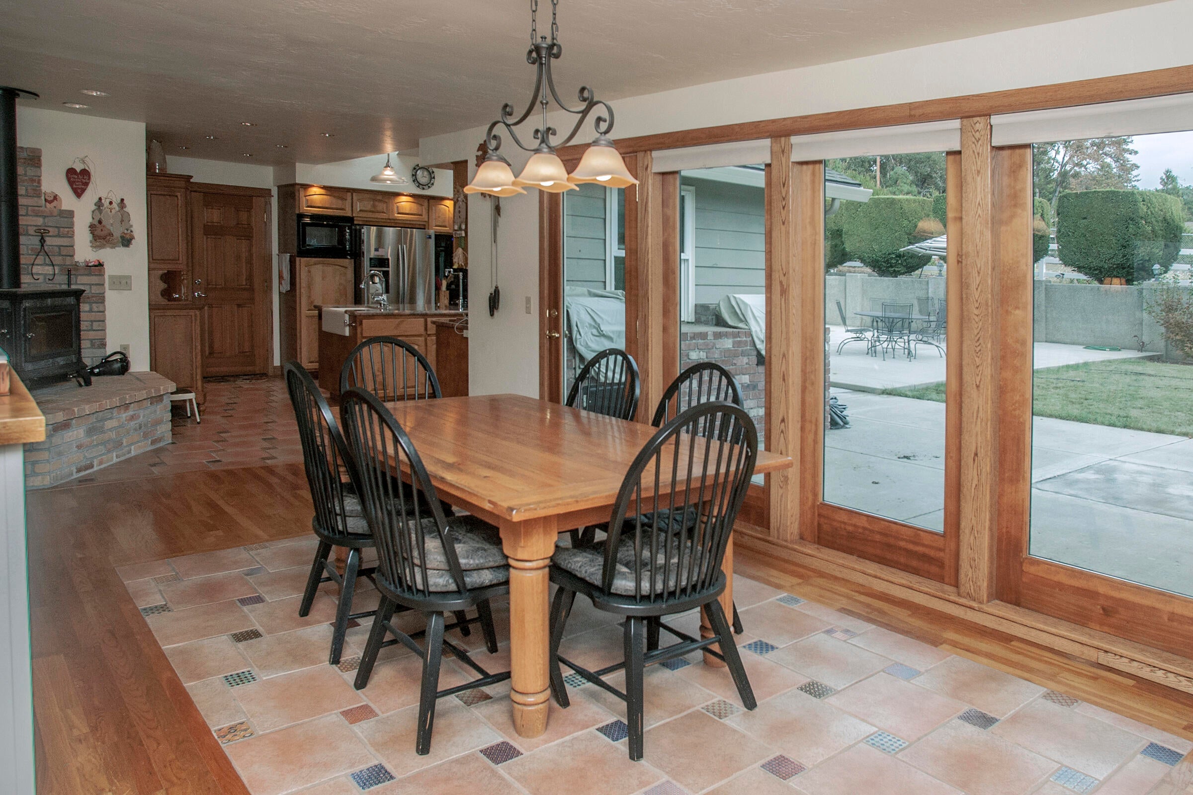 6554 Pioneer Road Medford, OR 97501 - Photo 10 of 50 Dining room toward kitchen