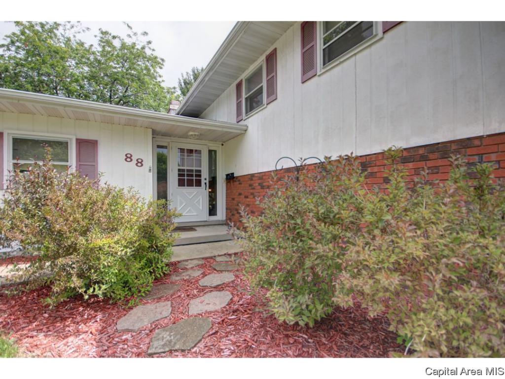 88 Drawbridge Road Springfield, IL 62704 - Photo 2 of 36
