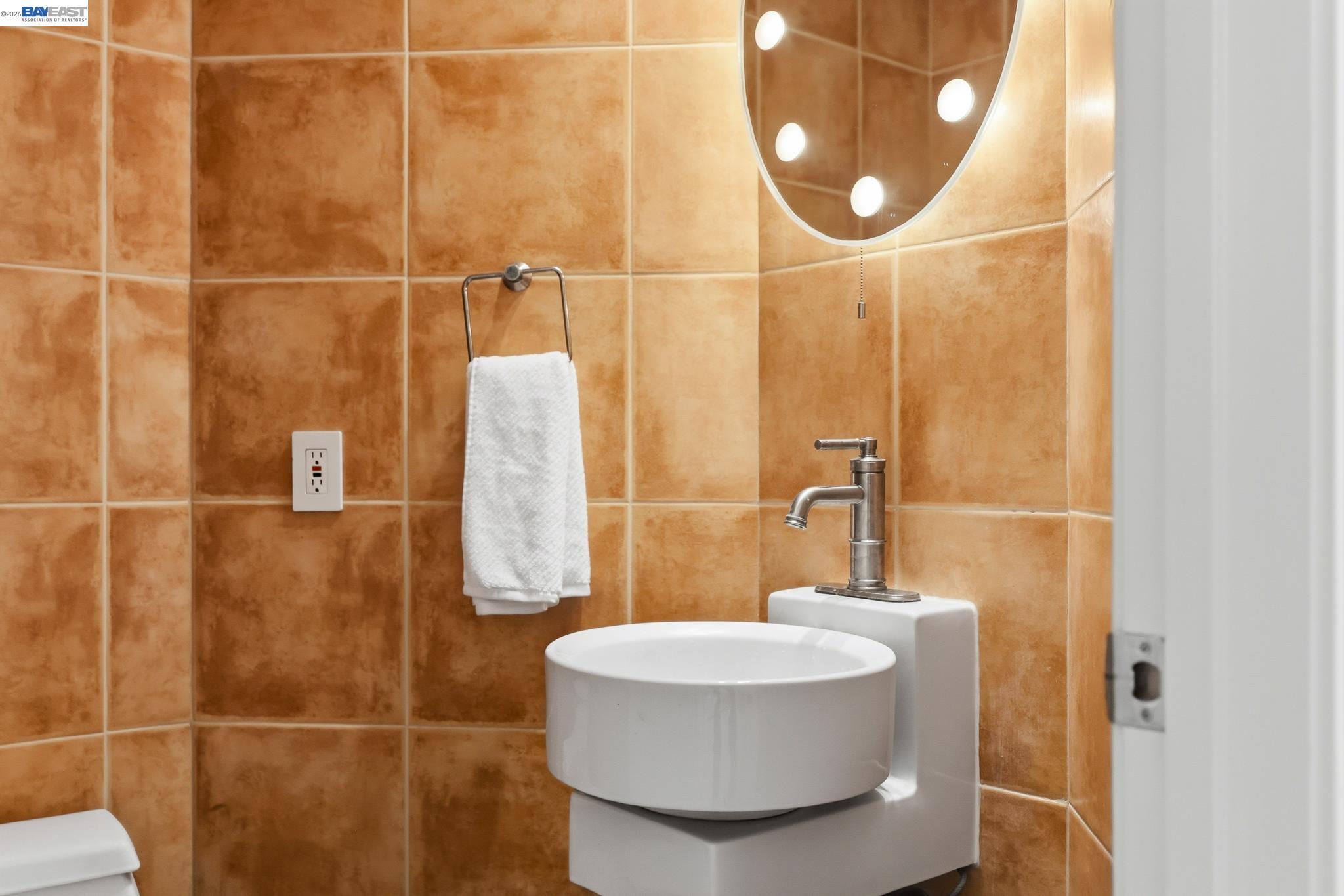 906 Vista Pointe Drive San Ramon, CA 94582 - Photo 27 of 60 a bathroom with a sink and a mirror