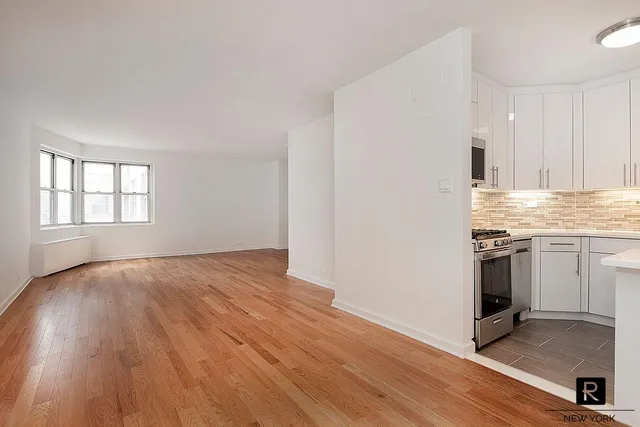 $715,000 | 300 East 40th Street, Unit 19L | Murray Hill