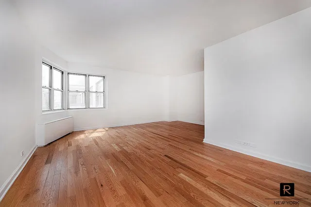 $715,000 | 300 East 40th Street, Unit 19L | Murray Hill
