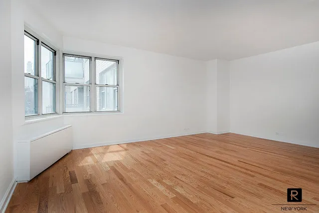 $715,000 | 300 East 40th Street, Unit 19L | Murray Hill