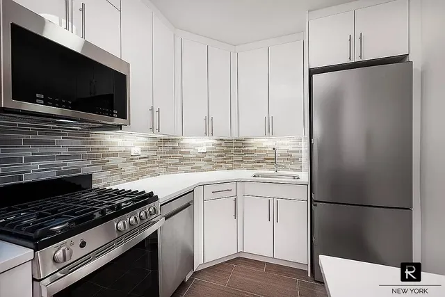 $715,000 | 300 East 40th Street, Unit 19L | Murray Hill