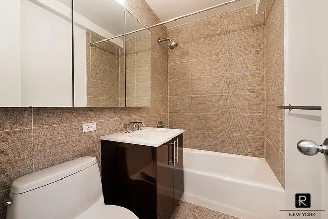 $715,000 | 300 East 40th Street, Unit 19L | Murray Hill