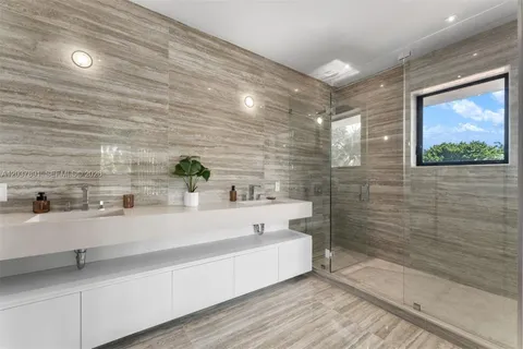 $7,295,000 | 4430 Nautilus Drive, Miami Beach, FL 33140