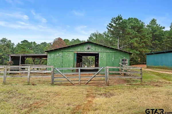 $885,000 | 19418 County Road 4125, Lindale, TX 75771