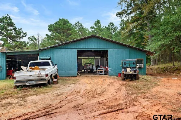 $885,000 | 19418 County Road 4125, Lindale, TX 75771