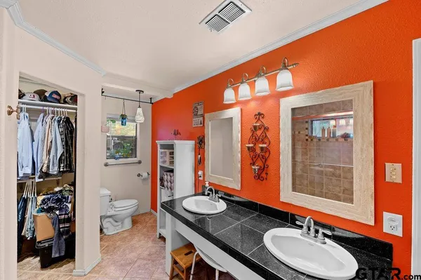 $885,000 | 19418 County Road 4125, Lindale, TX 75771