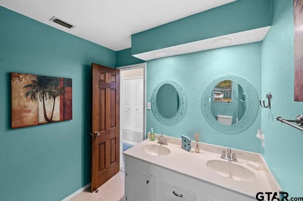 $885,000 | 19418 County Road 4125, Lindale, TX 75771